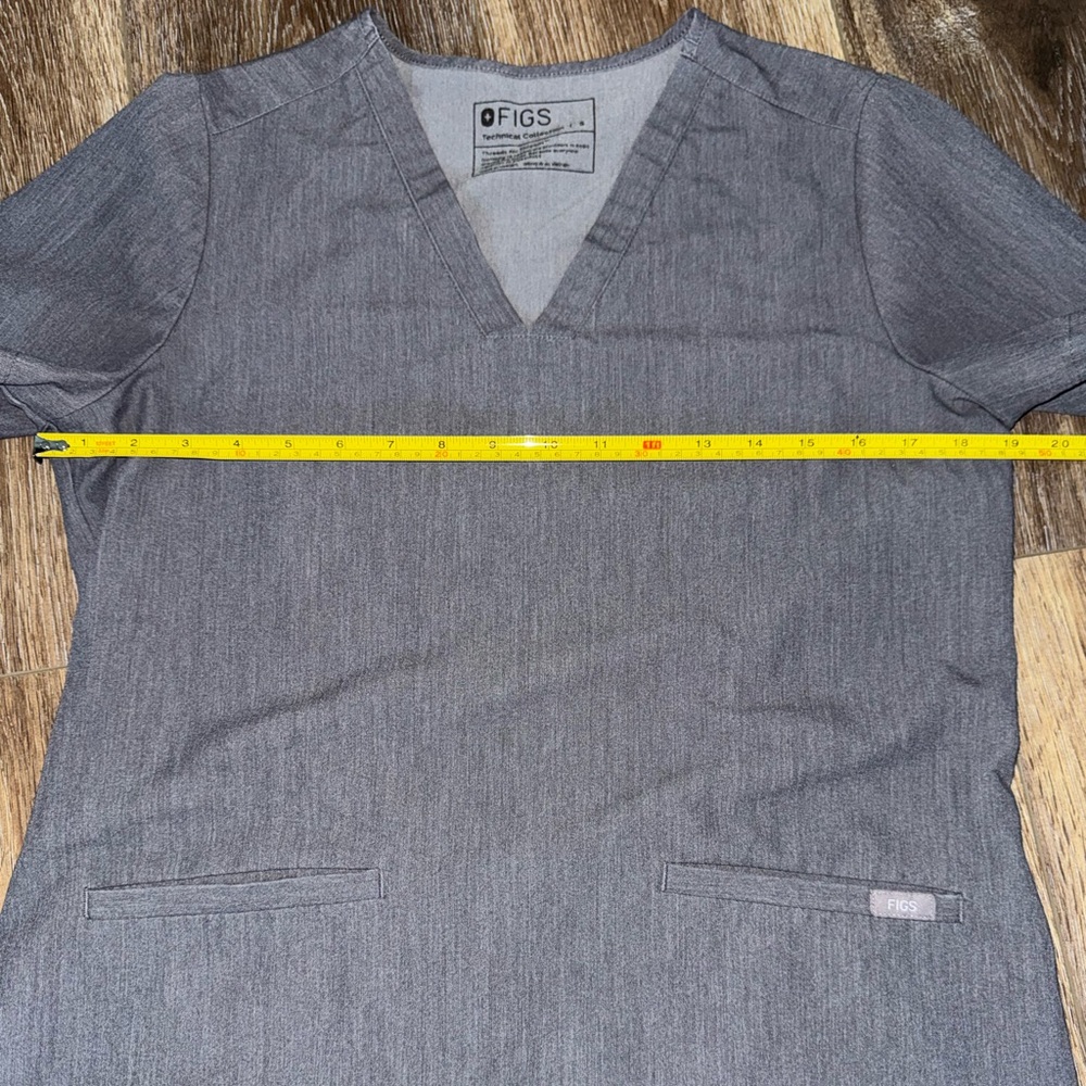 FIGS Casma Three-Pocket Scrub Top in Graphite Size S - Picture 8 of 11